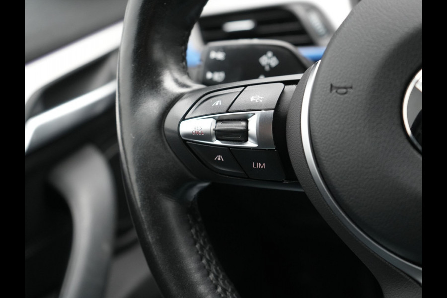 BMW X1 xDrive25e M Sport Plug In Hybrid Storm Bay Metallic 221pk Dealer O.H. PHEV | Panodak | Head Up | Adaptive Cruise | Camera | Stoelen & Stuur Verwarmd | Sfeerverlichting | Keyless | Navigatie | 19"L.M | DAB |