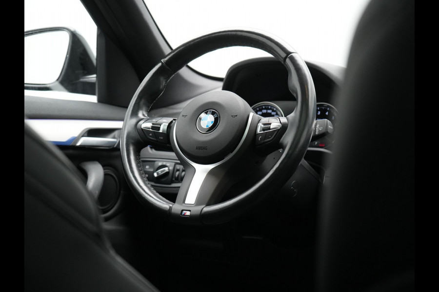 BMW X1 xDrive25e M Sport Plug In Hybrid Storm Bay Metallic 221pk Dealer O.H. PHEV | Panodak | Head Up | Adaptive Cruise | Camera | Stoelen & Stuur Verwarmd | Sfeerverlichting | Keyless | Navigatie | 19"L.M | DAB |