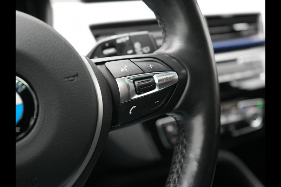 BMW X1 xDrive25e M Sport Plug In Hybrid Storm Bay Metallic 221pk Dealer O.H. PHEV | Panodak | Head Up | Adaptive Cruise | Camera | Stoelen & Stuur Verwarmd | Sfeerverlichting | Keyless | Navigatie | 19"L.M | DAB |