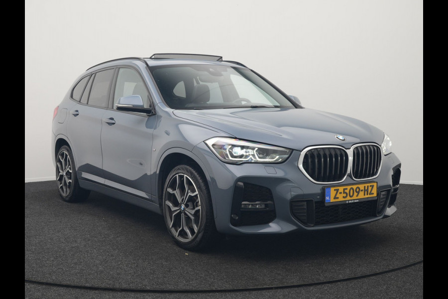 BMW X1 xDrive25e M Sport Plug In Hybrid Storm Bay Metallic 221pk Dealer O.H. PHEV | Panodak | Head Up | Adaptive Cruise | Camera | Stoelen & Stuur Verwarmd | Sfeerverlichting | Keyless | Navigatie | 19"L.M | DAB |