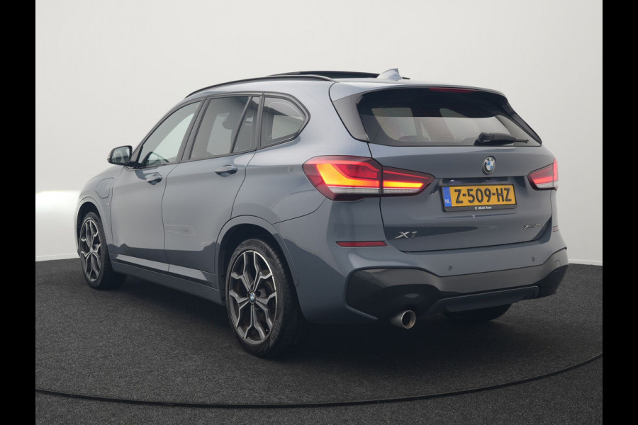 BMW X1 xDrive25e M Sport Plug In Hybrid Storm Bay Metallic 221pk Dealer O.H. PHEV | Panodak | Head Up | Adaptive Cruise | Camera | Stoelen & Stuur Verwarmd | Sfeerverlichting | Keyless | Navigatie | 19"L.M | DAB |