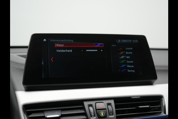 BMW X1 xDrive25e M Sport Plug In Hybrid Storm Bay Metallic 221pk Dealer O.H. PHEV | Panodak | Head Up | Adaptive Cruise | Camera | Stoelen & Stuur Verwarmd | Sfeerverlichting | Keyless | Navigatie | 19"L.M | DAB |