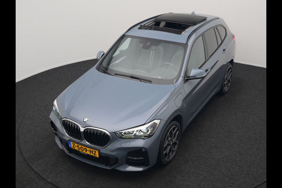BMW X1 xDrive25e M Sport Plug In Hybrid Storm Bay Metallic 221pk Dealer O.H. PHEV | Panodak | Head Up | Adaptive Cruise | Camera | Stoelen & Stuur Verwarmd | Sfeerverlichting | Keyless | Navigatie | 19"L.M | DAB |