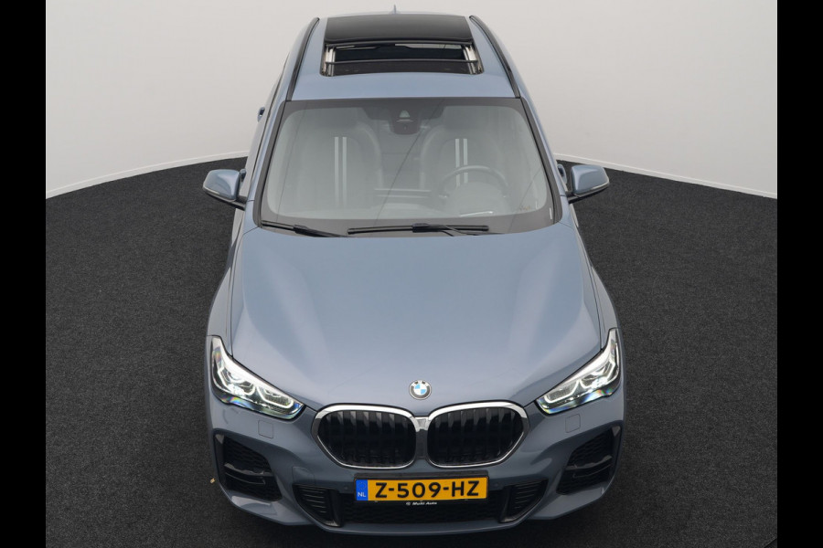 BMW X1 xDrive25e M Sport Plug In Hybrid Storm Bay Metallic 221pk Dealer O.H. PHEV | Panodak | Head Up | Adaptive Cruise | Camera | Stoelen & Stuur Verwarmd | Sfeerverlichting | Keyless | Navigatie | 19"L.M | DAB |
