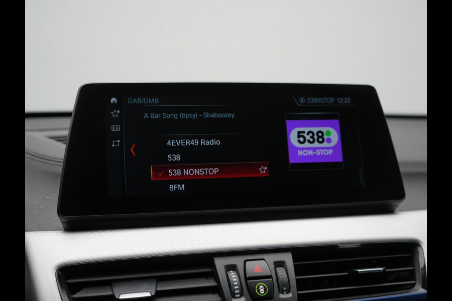 BMW X1 xDrive25e M Sport Plug In Hybrid Storm Bay Metallic 221pk Dealer O.H. PHEV | Panodak | Head Up | Adaptive Cruise | Camera | Stoelen & Stuur Verwarmd | Sfeerverlichting | Keyless | Navigatie | 19"L.M | DAB |