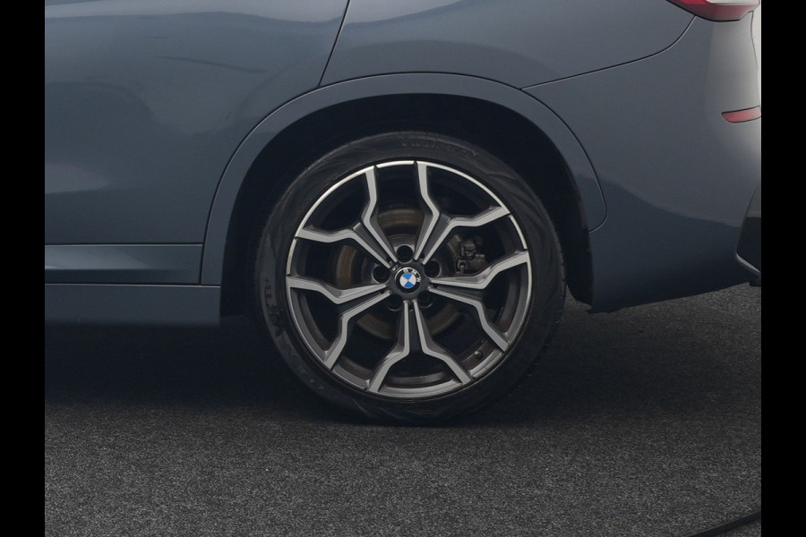 BMW X1 xDrive25e M Sport Plug In Hybrid Storm Bay Metallic 221pk Dealer O.H. PHEV | Panodak | Head Up | Adaptive Cruise | Camera | Stoelen & Stuur Verwarmd | Sfeerverlichting | Keyless | Navigatie | 19"L.M | DAB |