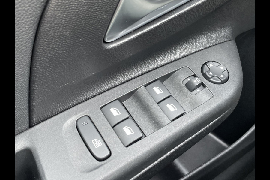 Opel Corsa 1.2 Level 3 | Two-tone | Camera | Apple Carplay & Android auto