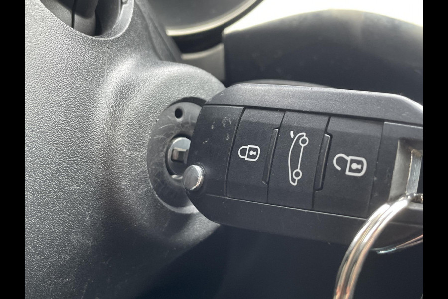 Opel Corsa 1.2 Level 3 | Two-tone | Camera | Apple Carplay & Android auto