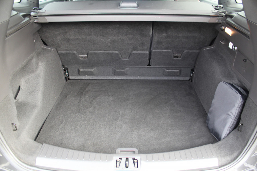 Ford Kuga 1.5-182pk EcoBoost ST-Line AWD-AUTOMAAT. Ideale caravantrekker: vierwielaangedreven automaat, trekgewicht 1.850kg ! Autm. airco dual, adapt. cruise cntrl, navigatie, telefoonvoorb., stoel- en voorraamverw., bi-xenon verl., lm wielen, camera, pdc v+a, Sony soundsyst., side- en laneassist etc.