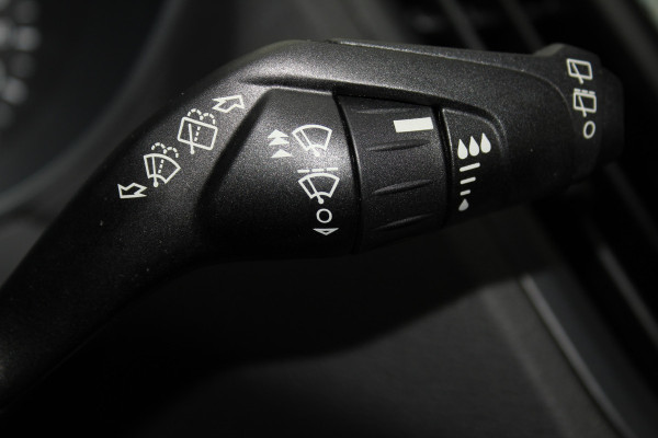 Ford Kuga 1.5-182pk EcoBoost ST-Line AWD-AUTOMAAT. Ideale caravantrekker: vierwielaangedreven automaat, trekgewicht 1.850kg ! Autm. airco dual, adapt. cruise cntrl, navigatie, telefoonvoorb., stoel- en voorraamverw., bi-xenon verl., lm wielen, camera, pdc v+a, Sony soundsyst., side- en laneassist etc.