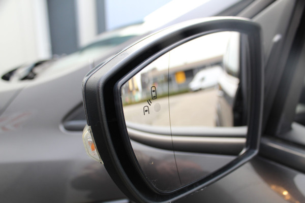 Ford Kuga 1.5-182pk EcoBoost ST-Line AWD-AUTOMAAT. Ideale caravantrekker: vierwielaangedreven automaat, trekgewicht 1.850kg ! Autm. airco dual, adapt. cruise cntrl, navigatie, telefoonvoorb., stoel- en voorraamverw., bi-xenon verl., lm wielen, camera, pdc v+a, Sony soundsyst., side- en laneassist etc.