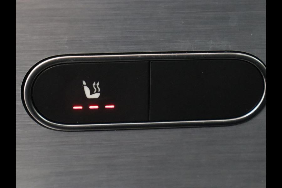 Mercedes-Benz A-Klasse 200 AMG | Two-Tone Leder | Stoelverwarming | Carplay | Camera | Navigatie | Park Assist | Full LED | Climate control | Cruise control