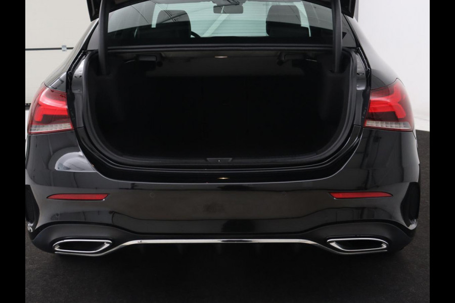 Mercedes-Benz A-Klasse 200 AMG | Two-Tone Leder | Stoelverwarming | Carplay | Camera | Navigatie | Park Assist | Full LED | Climate control | Cruise control