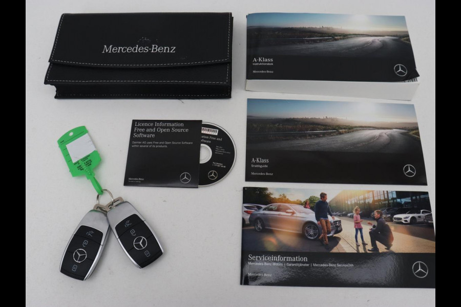 Mercedes-Benz A-Klasse 200 AMG | Two-Tone Leder | Stoelverwarming | Carplay | Camera | Navigatie | Park Assist | Full LED | Climate control | Cruise control