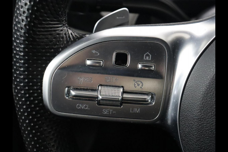 Mercedes-Benz A-Klasse 200 AMG | Two-Tone Leder | Stoelverwarming | Carplay | Camera | Navigatie | Park Assist | Full LED | Climate control | Cruise control