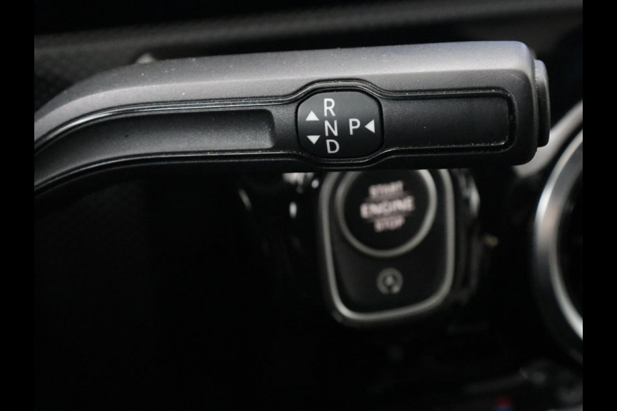 Mercedes-Benz A-Klasse 200 AMG | Two-Tone Leder | Stoelverwarming | Carplay | Camera | Navigatie | Park Assist | Full LED | Climate control | Cruise control