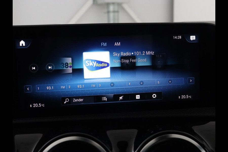 Mercedes-Benz A-Klasse 200 AMG | Two-Tone Leder | Stoelverwarming | Carplay | Camera | Navigatie | Park Assist | Full LED | Climate control | Cruise control