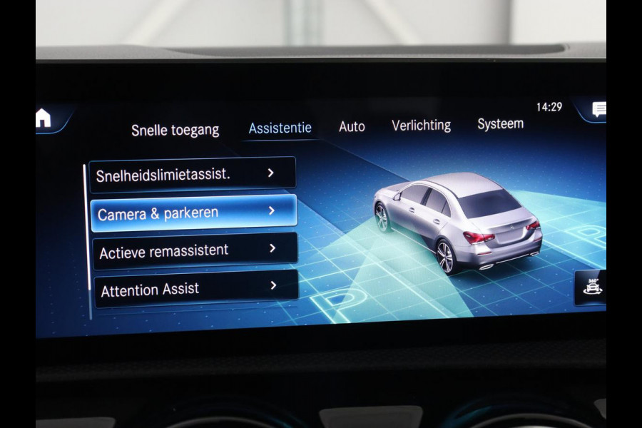 Mercedes-Benz A-Klasse 200 AMG | Two-Tone Leder | Stoelverwarming | Carplay | Camera | Navigatie | Park Assist | Full LED | Climate control | Cruise control