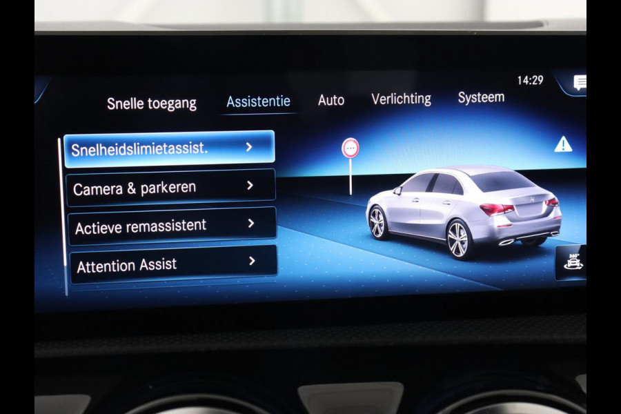 Mercedes-Benz A-Klasse 200 AMG | Two-Tone Leder | Stoelverwarming | Carplay | Camera | Navigatie | Park Assist | Full LED | Climate control | Cruise control