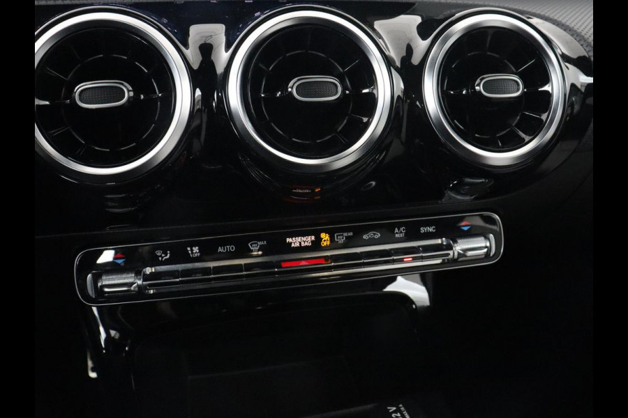 Mercedes-Benz A-Klasse 200 AMG | Two-Tone Leder | Stoelverwarming | Carplay | Camera | Navigatie | Park Assist | Full LED | Climate control | Cruise control