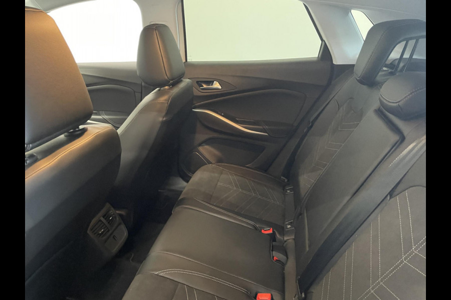 Opel Grandland 1.2 Turbo GS Auto. Navigatie Apple Carplay/Android Auto Camera Parkeersensoren achter Cruise Control Dodehoek assistent Stoel- en stuurverwarming Lichtmetalen velgen Virtual Cockpit Climate Control