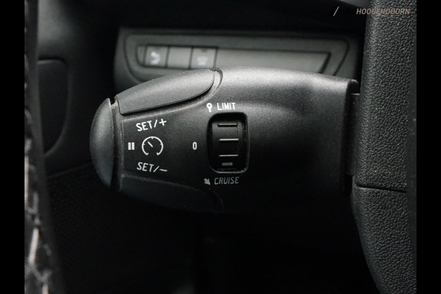 Peugeot 208 1.2 PureTech Allure Luxe (APPLE CARPLAY,PANORAMADAK,STOELVERWARMING,ACHTERUITRIJCAMERA,PARKEERSENSOREN,TOPCONDITIE)