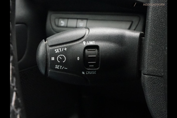 Peugeot 208 1.2 PureTech Allure Luxe (APPLE CARPLAY,PANORAMADAK,STOELVERWARMING,ACHTERUITRIJCAMERA,PARKEERSENSOREN,TOPCONDITIE)