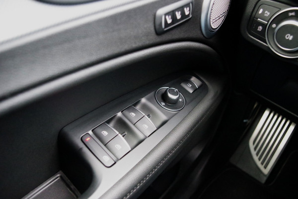 Alfa Romeo Stelvio 2.0 T 280 PK AWD Q4 Veloce, Adap. Onderstel, Panoramadak, Trekhaak, H/K Sound, Lederen Sportstoelen