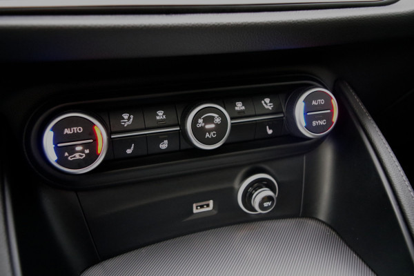 Alfa Romeo Stelvio 2.0 T 280 PK AWD Q4 Veloce, Adap. Onderstel, Panoramadak, Trekhaak, H/K Sound, Lederen Sportstoelen