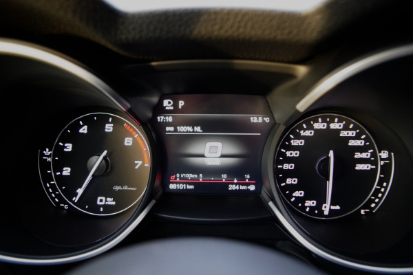 Alfa Romeo Stelvio 2.0 T 280 PK AWD Q4 Veloce, Adap. Onderstel, Panoramadak, Trekhaak, H/K Sound, Lederen Sportstoelen