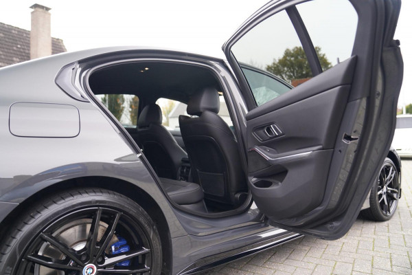 BMW 3-serie 330e High Executive | M-pakket | Facelift 2025 | Widescreen Groot Navi | Camera |