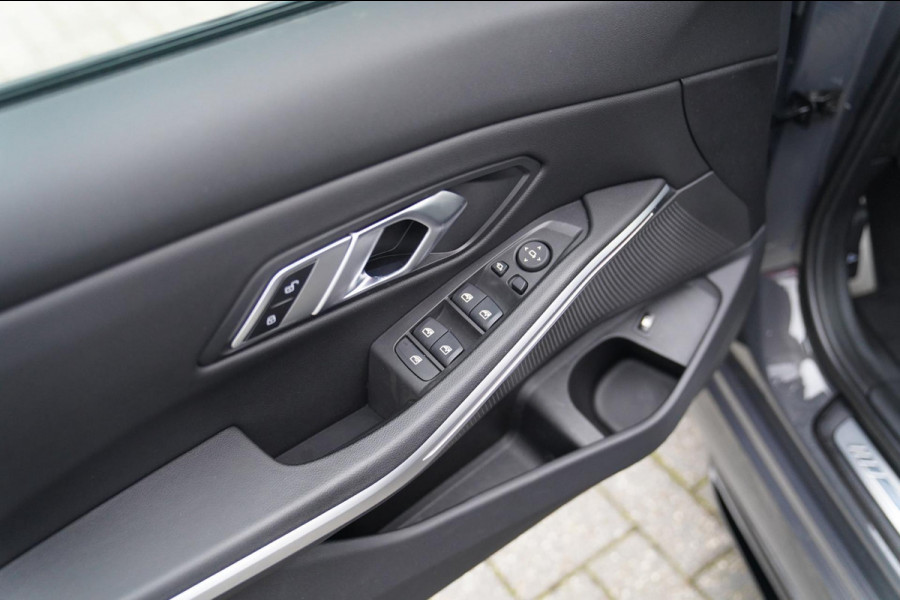 BMW 3-serie 330e High Executive | M-pakket | Facelift 2025 | Widescreen Groot Navi | Camera |