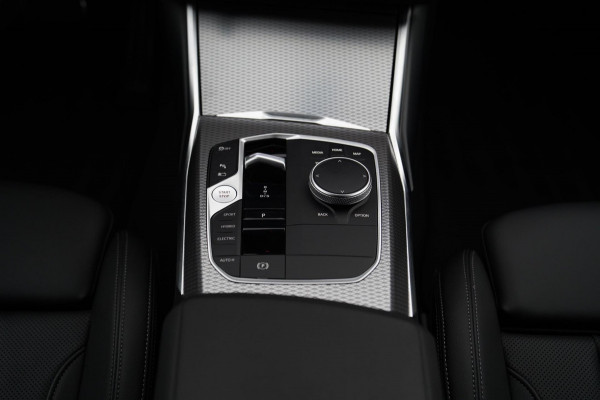 BMW 3-serie 330e High Executive | M-pakket | Facelift 2025 | Widescreen Groot Navi | Camera |