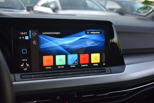 Volkswagen Golf 1.5 TSI Life Business Lane ACC Keyless StuurVerw. Stoelvw