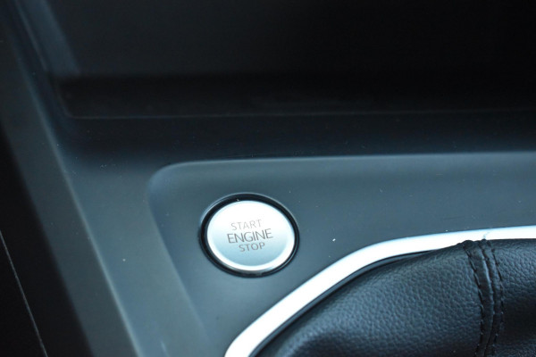 Volkswagen Golf 1.5 TSI Life Business Lane ACC Keyless StuurVerw. Stoelvw