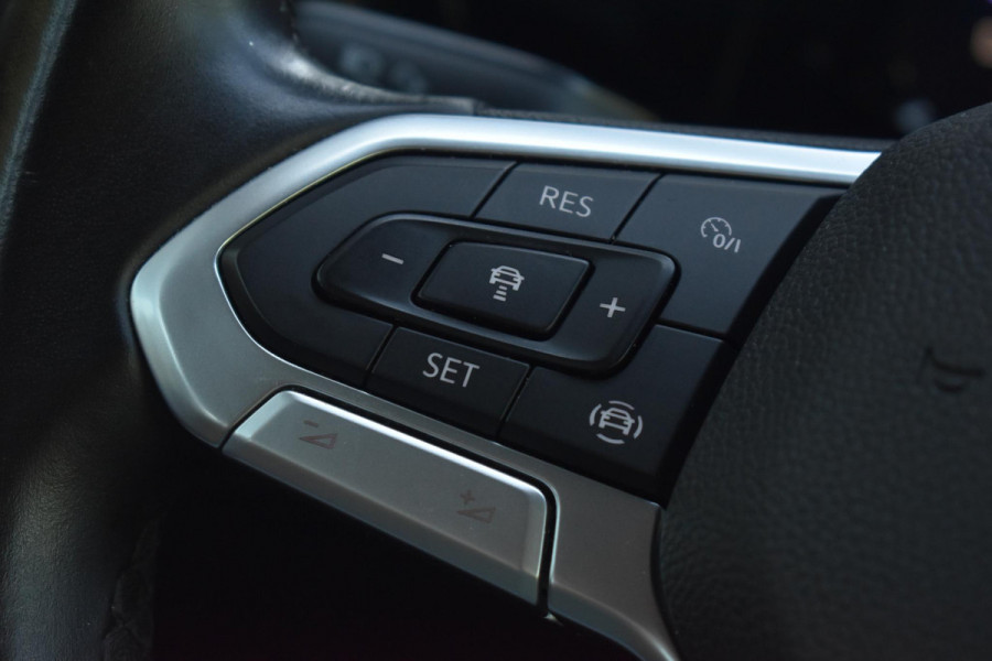 Volkswagen Golf 1.5 TSI Life Business Lane ACC Keyless StuurVerw. Stoelvw