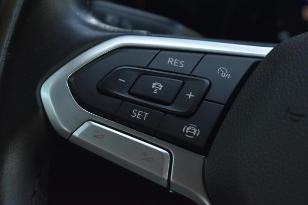 Volkswagen Golf 1.5 TSI Life Business Lane ACC Keyless StuurVerw. Stoelvw