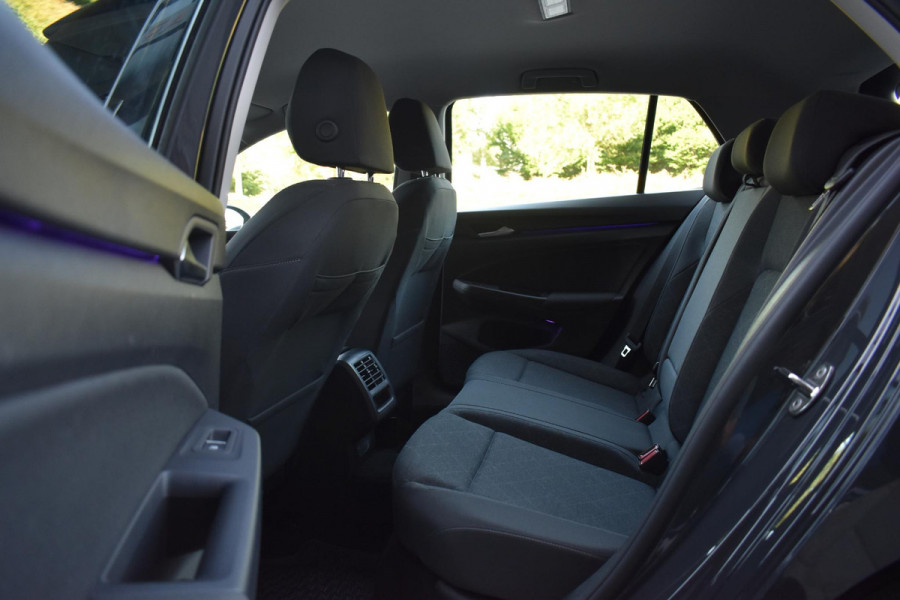 Volkswagen Golf 1.5 TSI Life Business Lane ACC Keyless StuurVerw. Stoelvw