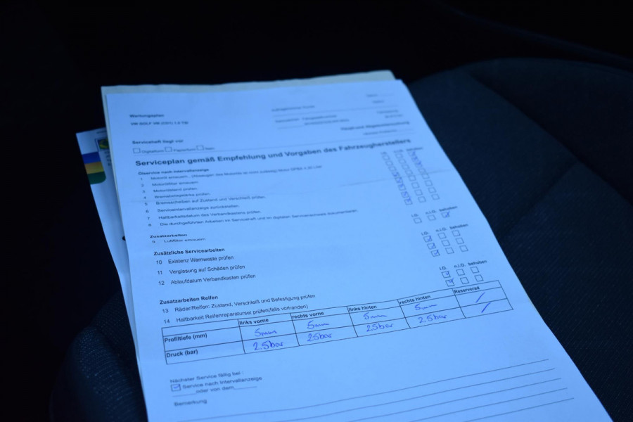 Volkswagen Golf 1.5 TSI Life Business Lane ACC Keyless StuurVerw. Stoelvw