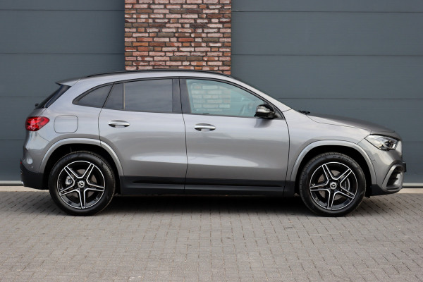Mercedes-Benz GLA 250 e Premium+ AMG Line | Facelift | Distronic | Panoramadak | Burmester | Trekhaak | HUD | Memory | Verwarmd Stuurwiel | Surround Camera |