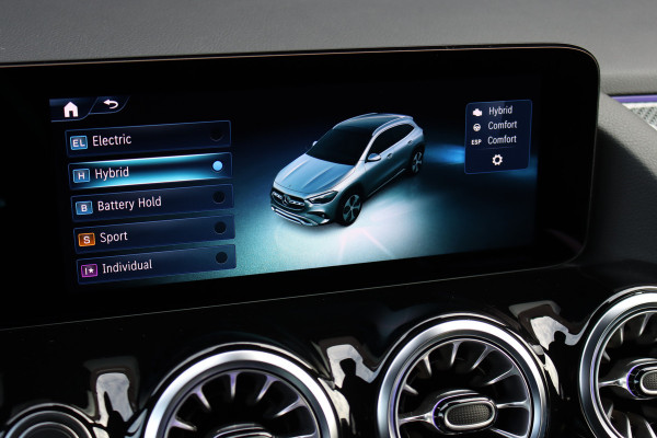 Mercedes-Benz GLA 250 e Premium+ AMG Line | Facelift | Distronic | Panoramadak | Burmester | Trekhaak | HUD | Memory | Verwarmd Stuurwiel | Surround Camera |