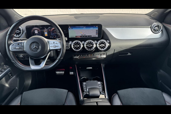 Mercedes-Benz GLA 200 AMG Sfeerverlichting Trekhaak Cruise Climate Navigatie Bluetooth Stoelverwarming