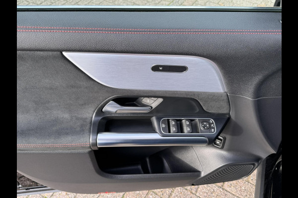 Mercedes-Benz GLA 200 AMG Sfeerverlichting Trekhaak Cruise Climate Navigatie Bluetooth Stoelverwarming