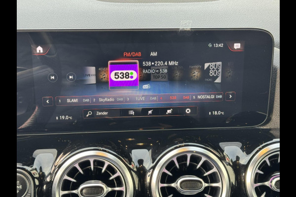 Mercedes-Benz GLA 200 AMG Sfeerverlichting Trekhaak Cruise Climate Navigatie Bluetooth Stoelverwarming