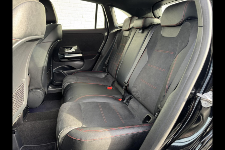 Mercedes-Benz GLA 200 AMG Sfeerverlichting Trekhaak Cruise Climate Navigatie Bluetooth Stoelverwarming
