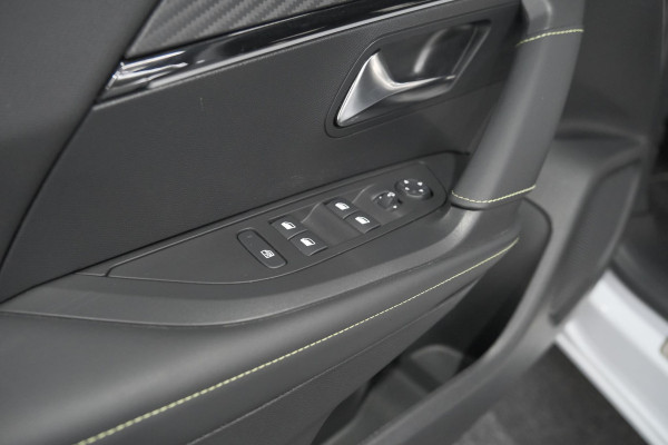 Peugeot 2008 PureTech 130 EAT8 GT | Camera | Apple Carplay | Parkeersensoren | 17 Inch Lichtmetalen Velgen