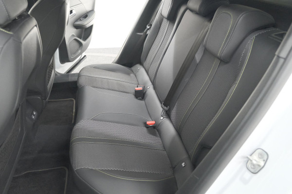Peugeot 2008 PureTech 130 EAT8 GT | Camera | Apple Carplay | Parkeersensoren | 17 Inch Lichtmetalen Velgen