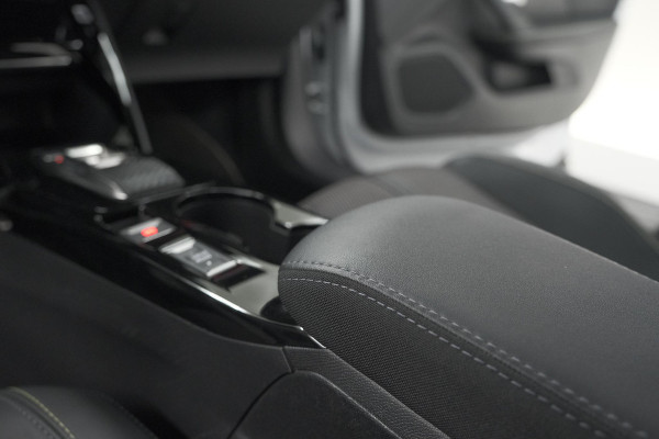 Peugeot 2008 PureTech 130 EAT8 GT | Camera | Apple Carplay | Parkeersensoren | 17 Inch Lichtmetalen Velgen