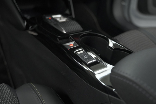 Peugeot 2008 PureTech 130 EAT8 GT | Camera | Apple Carplay | Parkeersensoren | 17 Inch Lichtmetalen Velgen