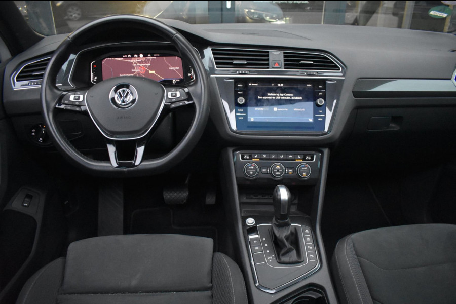 Volkswagen Tiguan 1.5 TSI ACT R-Line | TREKHAAK | CAMERA | DEALER ONDERHOUDEN | STOELVERWARMING | PANORAMADAK | APPLE CARPLAY
